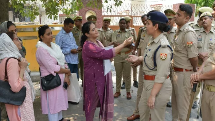 युवती से सामूहिक दुष्कर्म की घटना के विरोध में अखिल भारतीय प्रगतिशील महिला एसोसिएशान की सदस्याओं ने ज्ञापन सौंपा। जागरण