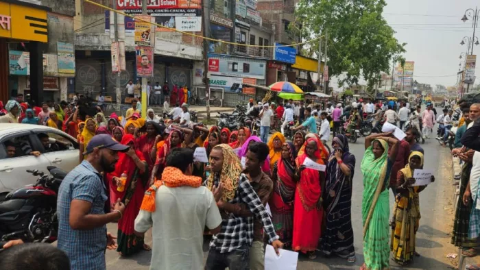 उत्पीड़न का आरोप लगाकर सड़क पर उतरी महिलाएं। जागरण