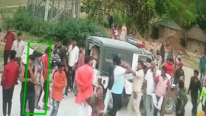 पुलिस से उलझते ग्रामीण का वीडियो फुटेज आया सामने (जागरण)