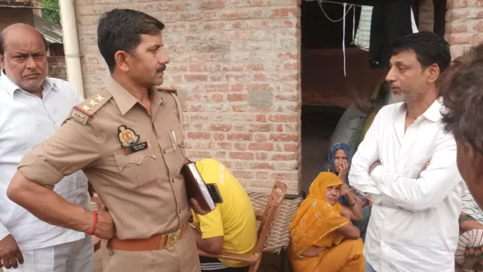 घटना के बाद पूछताछ करती पुलिस। जागरण