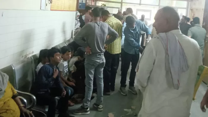 पूर्वांचल एक्सप्रेसवे पर हादसे के बाद अस्पताल में इलाज करवाते घायल। जागरण