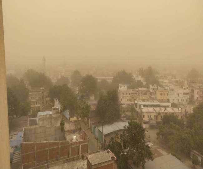 Agra Weather Update कोरोना भय के बीच डरा रहा मौसम, दिन में ही हुई शाम