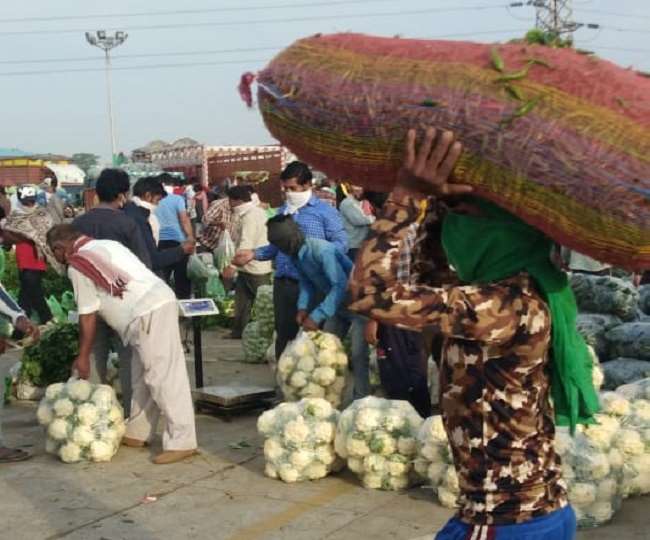 मंडी में मौसमी सब्जियों की भरमार बाहर से आने वाली आइटमों पर Curfew की