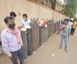 लखनऊ में ऑक्सीजन आपूर्ति सात नंबरों में चार स्विच ऑफ, एक बिजी और एक के प्लांट बंद बताया।