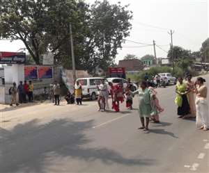 क‍िन्‍नरों के प्रदर्शन के कारण लखीमपुर-सीतापुर रोड पर वाहनों की लाइन लग गई।