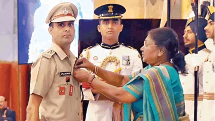 सीआरपीएफ के असिस्टेंट कमांडेंट अमित कुमार को शौर्य चक्र से सम्मानित करतीं राष्ट्रपति द्रौपदी मुर्मु। सौ @rashtrapatibhvn