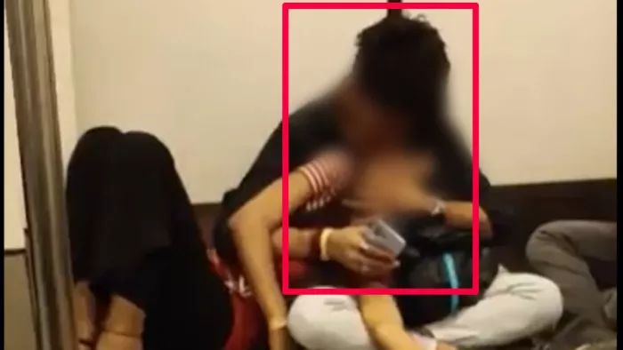 वीडियो में युवक-युवती मेट्रो में यात्रा करने के दौरान एक दूसरे के साथ अश्लील हरकत करते नजर आ रहे हैं।