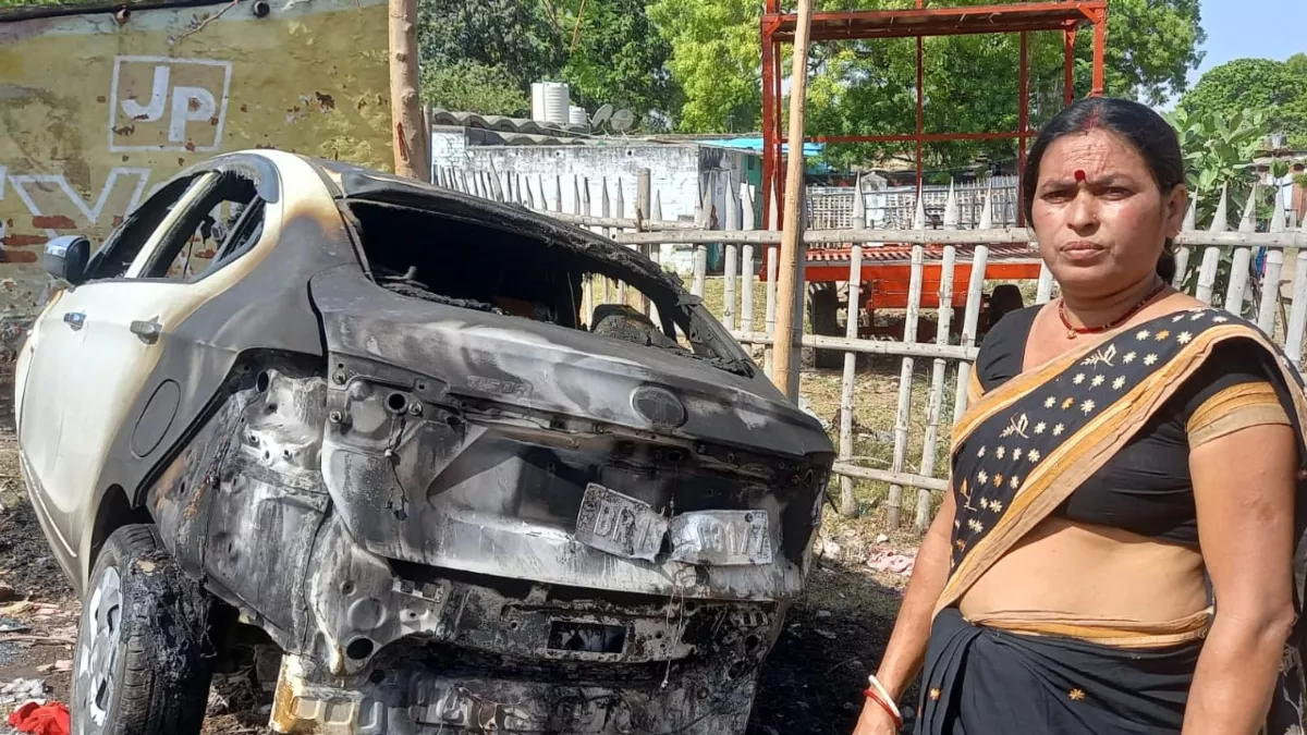 रेल कॉलोनी में बदमाशों का उत्‍पात: 2 लग्जरी कारों में लगाई आग, रिटायर रेलकर्मी की पत्नी ने पड़ोसी पर लगाए आरोप