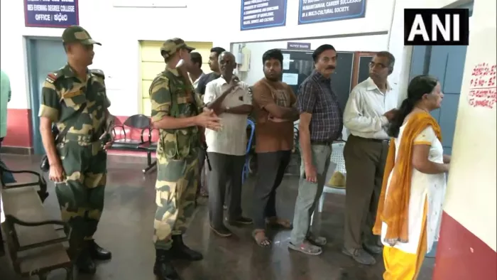 Karnataka Election: बेल्लारी में वोटिंग के दौरान बवाल; भिड़ गए कांग्रेस-BJP कार्यकर्ता (फोटो एएनआइ)