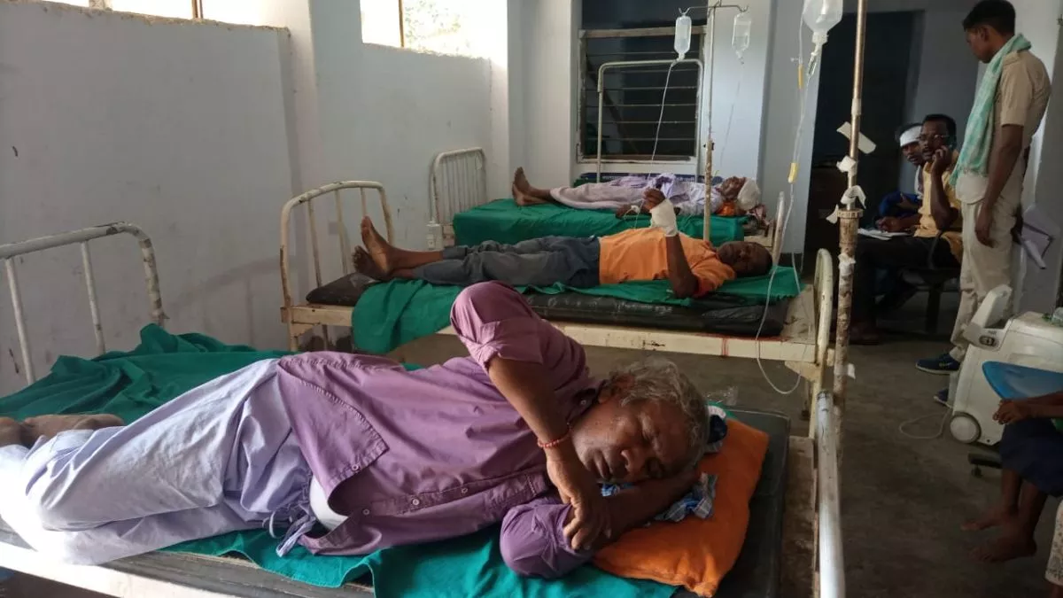 रणक्षेत्र में तब्दील हुआ भूमि विवाद: दो गुटों के बीच हुए खूनी संघर्ष में 10 घायल, बचाव करने आए जमादार भी घायल