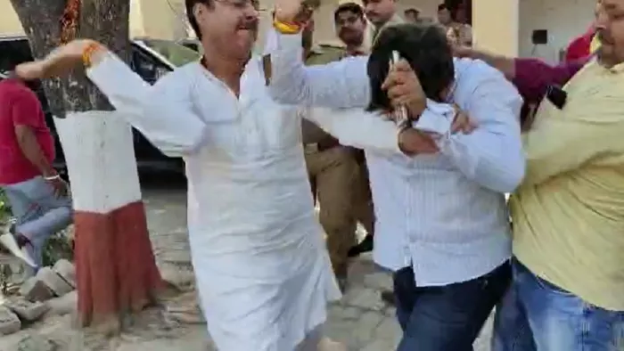 UP Civic Elections: अमेठी की गौरीगंज कोतवाली में भाजपा प्रत्याशी के पति को मारते सपा विधायक राकेश