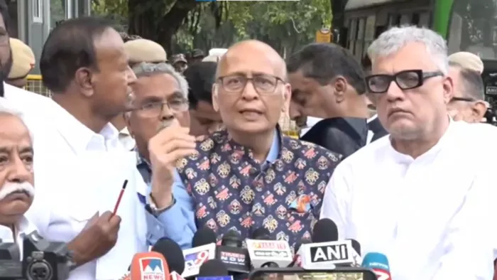 मतदान प्रतिशत के मुद्दे पर आयोग से मिले विपक्षी गठबंधन के नेता। फाइल फोटो।