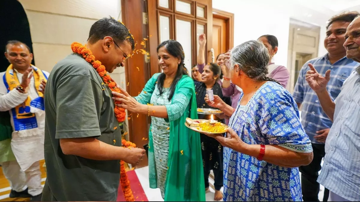 Arvind Kejriwal: सीएम केजरीवाल की घर वापसी पर सजा आरती का थाल, माला पहनाकर किया पत्नी ने स्वागत