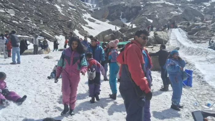 हिमाचल के मनाली में उमड़ा सैलानियों का सैलाब