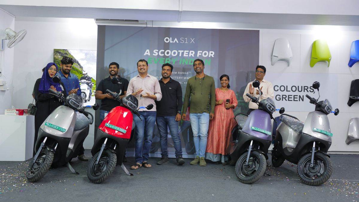 https://www.jagranimages.com/images/newimg/10052024/10_05_2024-ola_s1x_delivery_begins_23714911.jpg