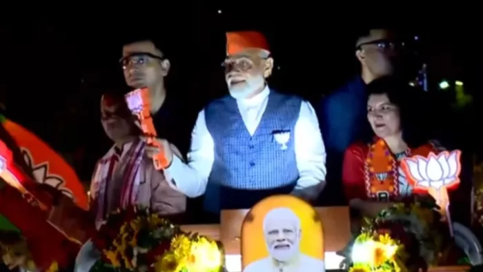 भुवनेश्वर में रोड शो करते प्रधानमंत्री नरेन्द्र मोदी