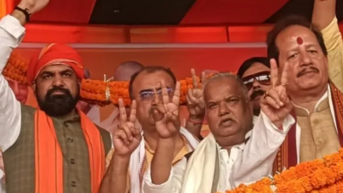 बक्सर में चुनावी सभा के मंच पर सम्राट चौधरी, विजय सिन्हा व अन्य। (जागरण फोटो)