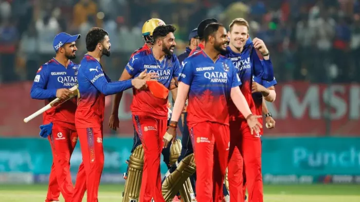 RCB Playoffs Scenario: ऐसे प्लेऑफ में पहुंच सकती है आरसीबी।