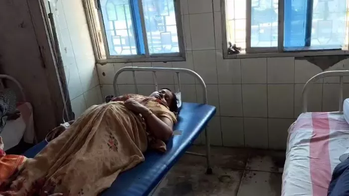 बाढ़ अनुमंडलीय अस्पताल में चल रहा शिक्षकों का इलाज