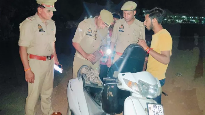 पेट्रोलिंग के दौरान सदर क्षेत्र में वाहन चेकिंग करती पुलिस टीम। सौ. पुलिस