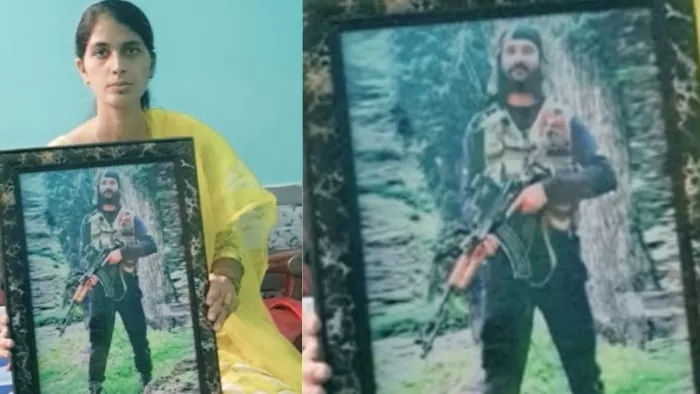 बलिदानी पति मोहित राठौर की तस्वीर के साथ वीर नारी रुचि राठौरl जागरण