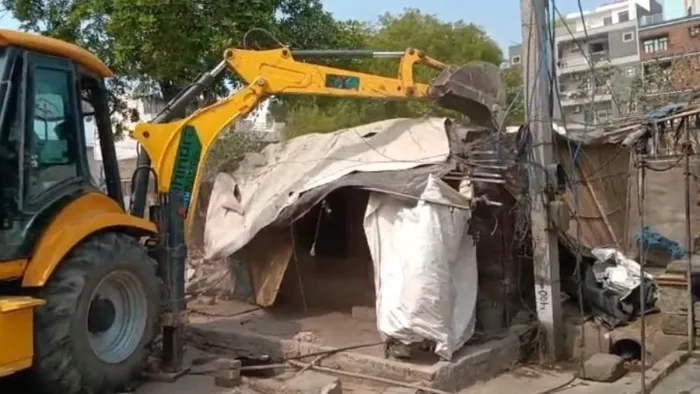 नरेला और पीरागढ़ी क्षेत्र में अतिक्रण पर बुलडोजर व हथौड़े चले।