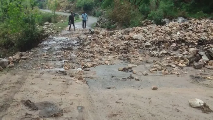 Uttarakhand Weather: तड़ागताल क्षेत्र के उड़खोला जंगल में बादल फटने से खदुगाड़ गधेरा उफान पर आ गया। Jagran
