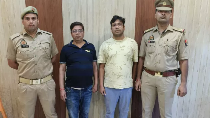 पुलिस ने वसूली के आरोप में गिरफ्तार किए दो आरोपित।