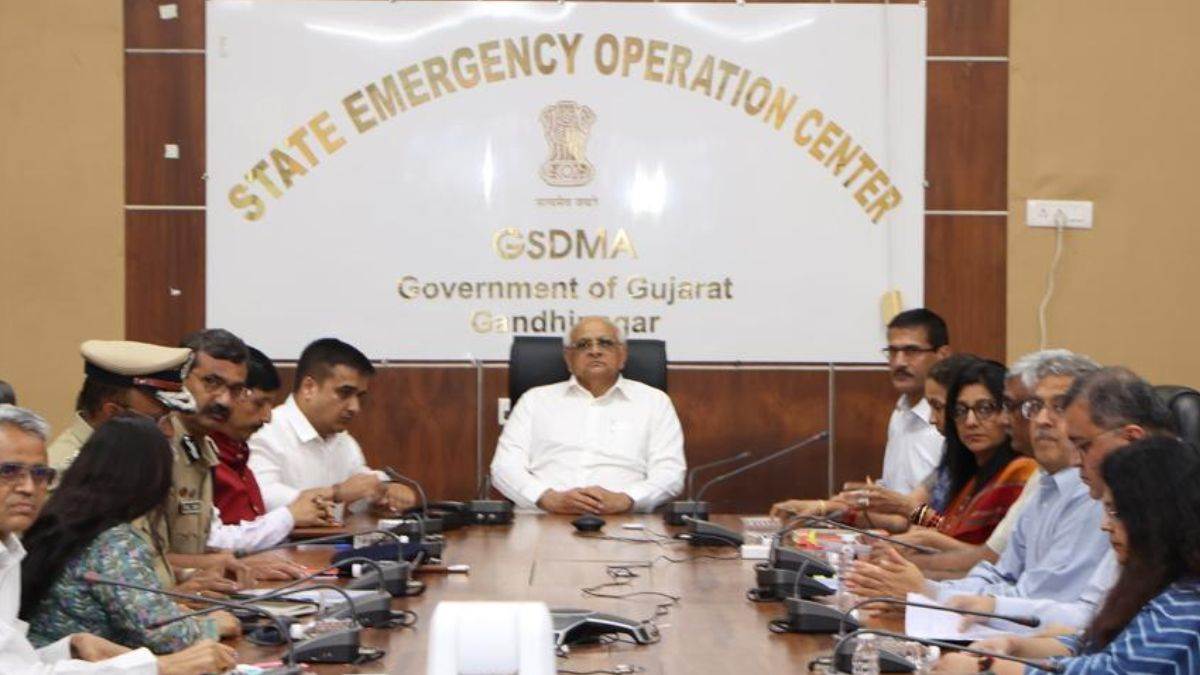 https://www.jagranimages.com/images/newimg/10052025/10_05_2025-gujarat_cm_review_meeting_23935019.jpg