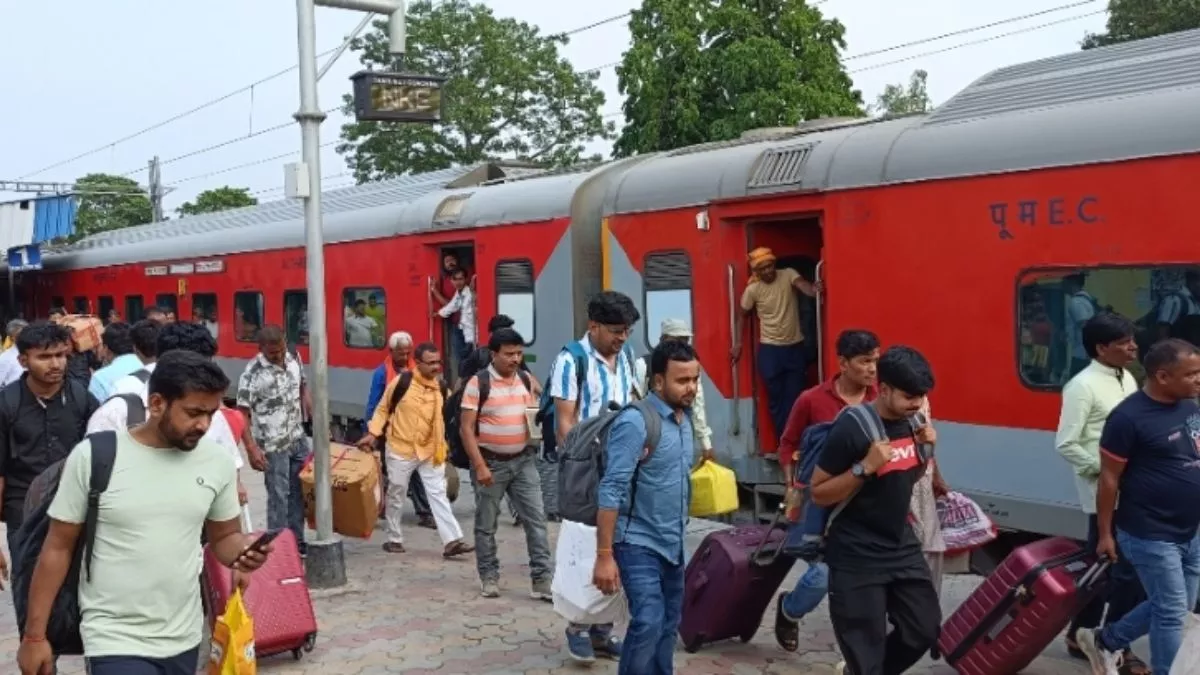India Pakistan Conflict: बॉर्डर पर तनाव का दिख रहा असर, घर लौट रहे प्रवासी मजदूर