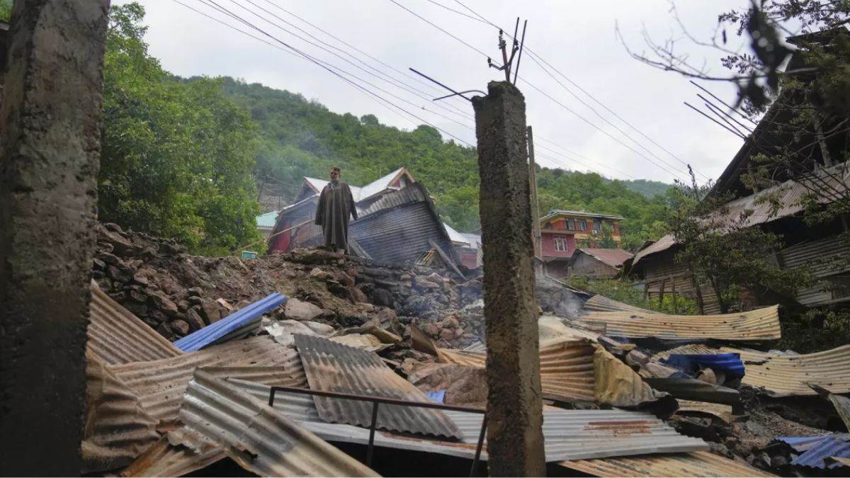 srinagar blasts heard after indian army foils pakistan drone attacks