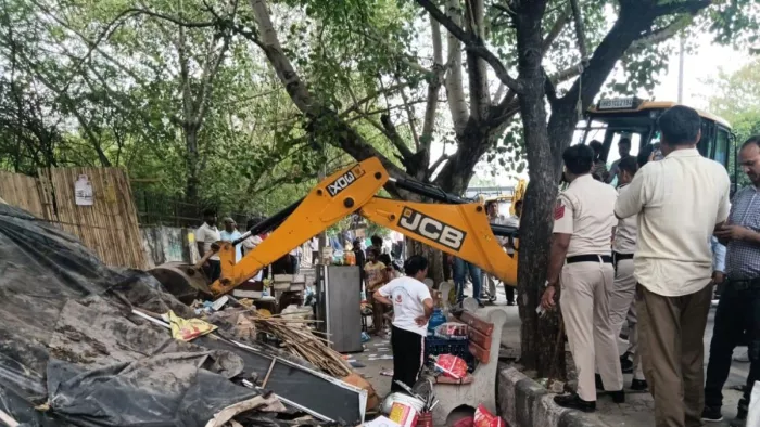 जीडी कॉलोनी मयूर विहार फेज-तीन में अतिक्रमण हटाता निगम का दस्ता। जागरण