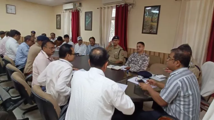 डीएम कृष्णा करुणेश की अध्यक्षता में हुई बैठक। सौ. इंटरनेट मीडिया।