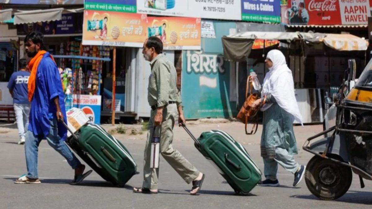 https://www.jagranimages.com/images/newimg/10052025/10_05_2025-pakistani_nationals_23934728.jpg