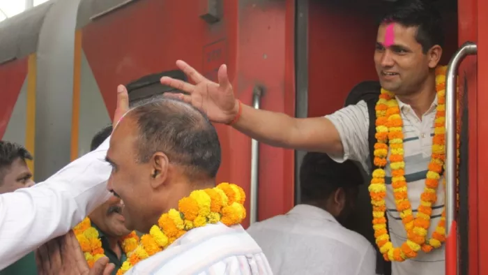 आतंकवादियों के खिलाफ चल रहे ऑपरेशन सिंदूर में भाग लेने के लिए जाते भारतीय सेना के जवान।-अभिनव राजन चतुर्वेदी