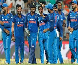 भारतीय क्रिकेट टीम के खिलाड़ी पूर्व कप्तान महेंद्र सिंह धौनी के साथ- फाइल फोटो