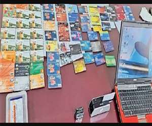 आरोपी के यहां से बरामद एटीएम कार्ड के कलोन एवं लैपटॉप।