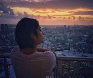 Janhvi Kapoor enjoyed sunset with friends, pictures went viral on social media. photo source @janhvikapoor instagram.