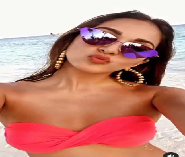 Kiara Advani has fun on the beach in a pink bikini, watch viral video