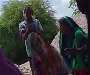 उदयपुर में वैक्सीनेशन टीम के पास कुल्हाड़ी लेकर पहुंचा आदिवासी