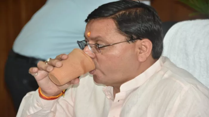 मुख्यमंत्री ने सचिवालय में मिट्टी के गिलासों में चाय पीकर इसकी शुरूआत की।