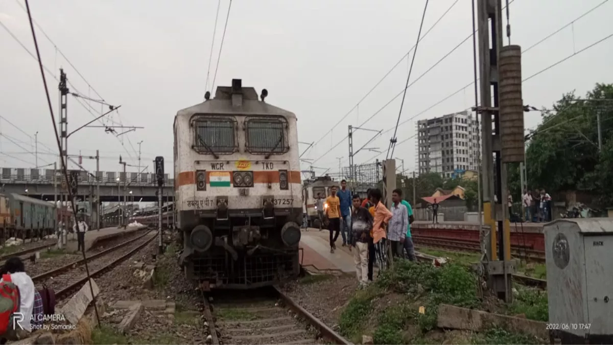 Railway News : नुपुर शर्मा के विरोध में समुदाय विशेष ने पटरियां उखाड़ी, हावड़ा-मुंबई रेल रूट बाधित, स्टील समेत कई ट्रेन आज व कल रद
