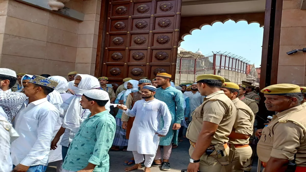 ज्ञानवापी मस्जिद में जुमे की नमाज के पूर्व सुरक्षा कड़ी, अफवाह फैलाने वालों  पर प्रशासन की नजर - Security tightened before juma namaj in Gyanvapi Mosque  administration eyes on ...
