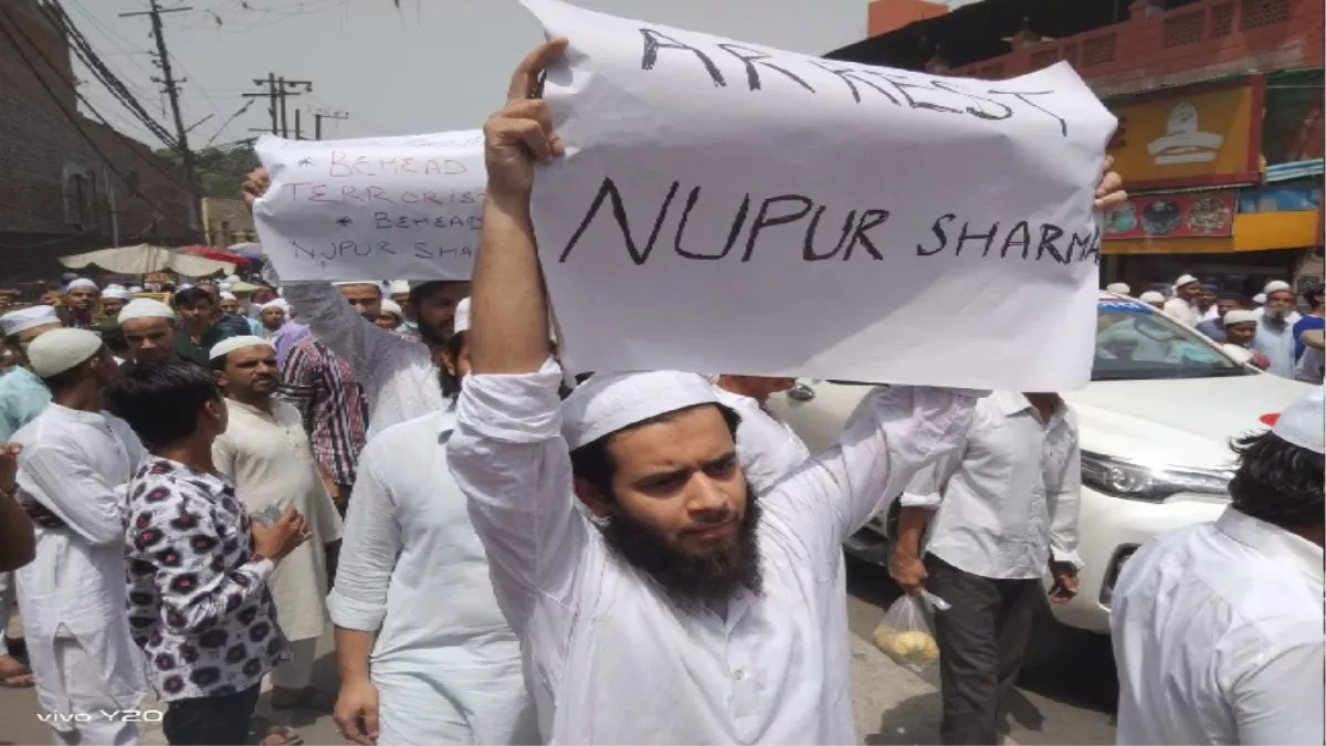 Moradabad Juma Namaz : मुरादाबाद में नुपुर शर्मा के खिलाफ प्रर्शन करते मुस्लिम समाज के लोग।