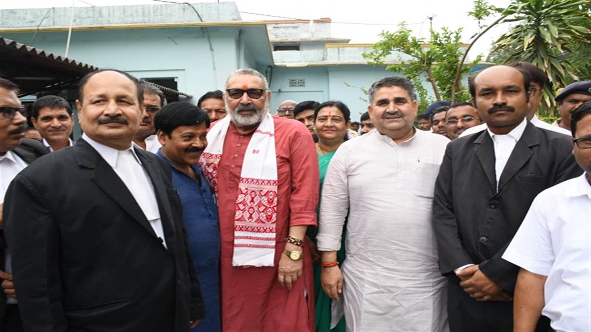ब‍िहार के दो सांसदों के बाद अब केंद्रीय मंत्री गिरिराज सिंह का भी मुजफ्फरपुर  विशेष कोर्ट में आत्मसमर्पण - After two MPs of Bihar, now Union Minister  Giriraj Singh also ...