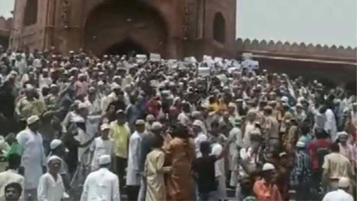 Video, Protest at Mosques: जुमे की नमाज के बाद बंगाल के कोलकाता, हावड़ा में भी विरोध प्रदर्शन जारी, नुपुर शर्मा के खिलाफ कार्रवाई की मांग
