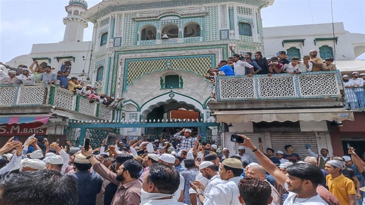 alert regarding friday prayers in west up police officers on the streets