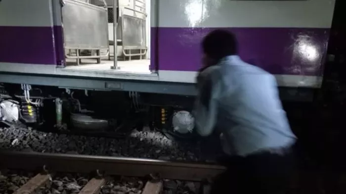 मेदिनीपुर हावड़ा लोकल हुई बेपटरी (जागरण फोटो)