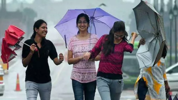दिल्ली में आज फिर 41 डिग्री के पार पहुंचेगा पारा; हवा के साथ हल्की बारिश के आसार।