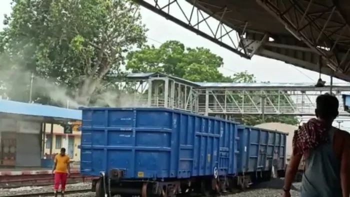 Fire in goods train Odisha: ओडिशा में कोयले से लदी मालगाड़ी के डिब्बे में लगी आग